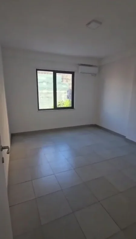 Tirane, jepet me qera zyre Kati 3, 94 m² 800 € (Pazari i Ri, pranë Qendrës Lincoln)