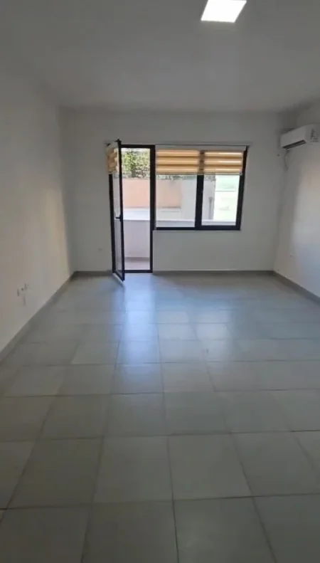 Tirane, jepet me qera zyre Kati 3, 94 m² 800 € (Pazari i Ri, pranë Qendrës Lincoln)