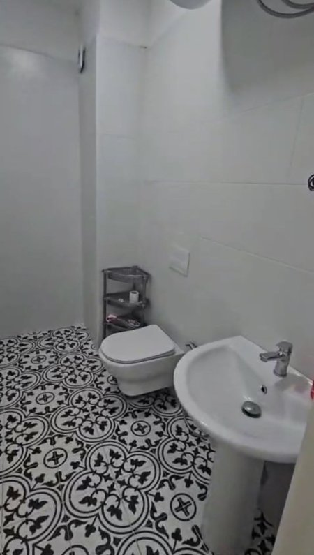 Tirane, jepet me qera zyre Kati 3, 94 m² 800 € (Pazari i Ri, pranë Qendrës Lincoln)