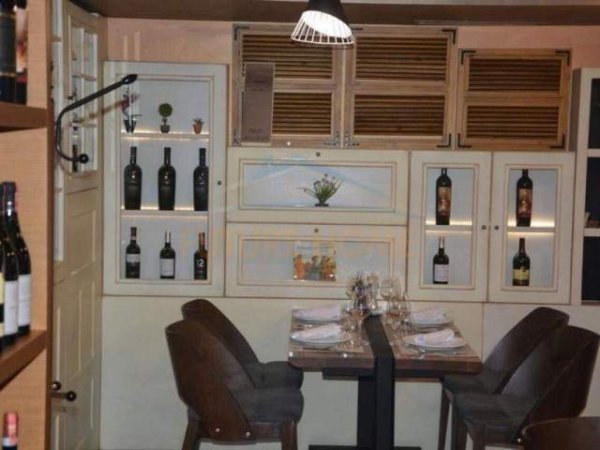 Tirane, jepet me qera bar-resorant Kati 0, 101 m² 2.000 Euro (Rruga e Durresit)