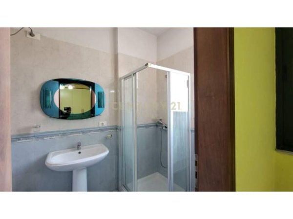 Tirane, jepet me qera apartament 3+1+A Kati 2, 140 m² 600 Euro (Rruga e Elbasanit)