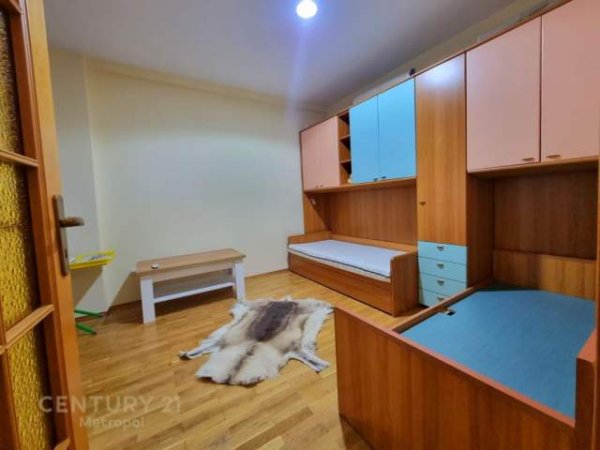 Tirane, jepet me qera apartament 3+1 Kati 3, 146 m² 800 Euro (Stadiumi Air albania)