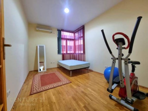 Tirane, jepet me qera apartament 3+1 Kati 3, 146 m² 800 Euro (Stadiumi Air albania)