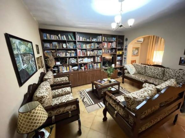 Tirane, shitet apartament 2+1 Kati 4, 676 m² 100.000 Euro