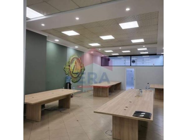 Tirane, jepet me qera zyre Kati 1, 112 m² 1.500 Euro (Bulevardi Zogu i pare)
