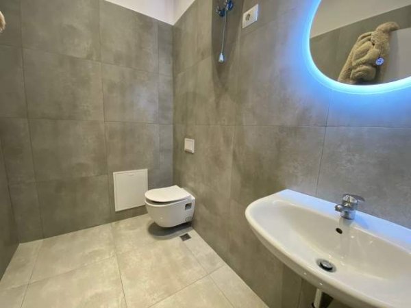 Tirane, jepet me qera zyre Kati 0, 60 m² 1.000 Euro (Hipoteka)