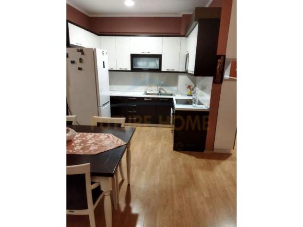 Tirane, jepet me qera apartament 2+1 Kati 5, 92 m² 650 Euro (Liqeni i Thate)