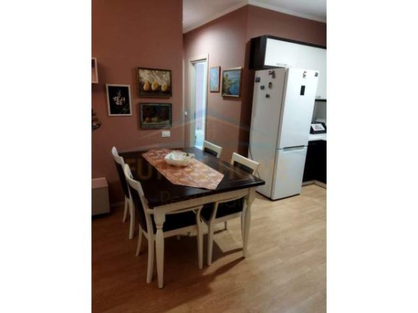 Tirane, jepet me qera apartament 2+1 Kati 5, 92 m² 650 Euro (Liqeni i Thate)