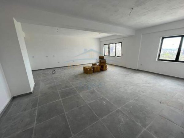 Tirane, jepet me qera apartament 3+1 Kati 2, 140 m² 900 Euro (Kodra e Diellit)