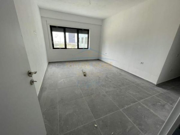 Tirane, jepet me qera apartament 3+1 Kati 2, 140 m² 900 Euro (Kodra e Diellit)