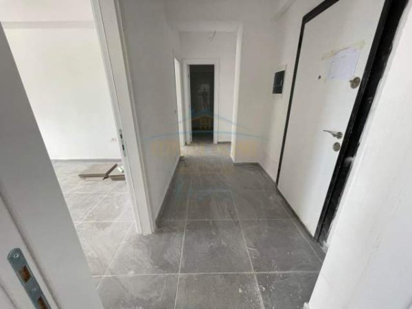 Tirane, jepet me qera apartament 3+1 Kati 2, 140 m² 900 Euro (Kodra e Diellit)