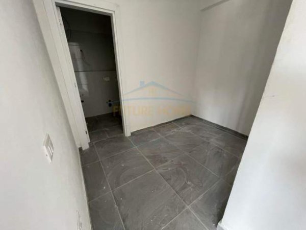Tirane, jepet me qera apartament 3+1 Kati 2, 140 m² 900 Euro (Kodra e Diellit)