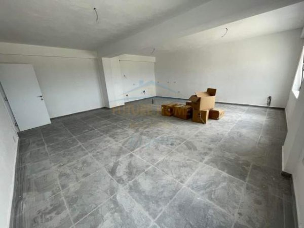 Tirane, jepet me qera apartament 3+1 Kati 2, 140 m² 900 Euro (Kodra e Diellit)