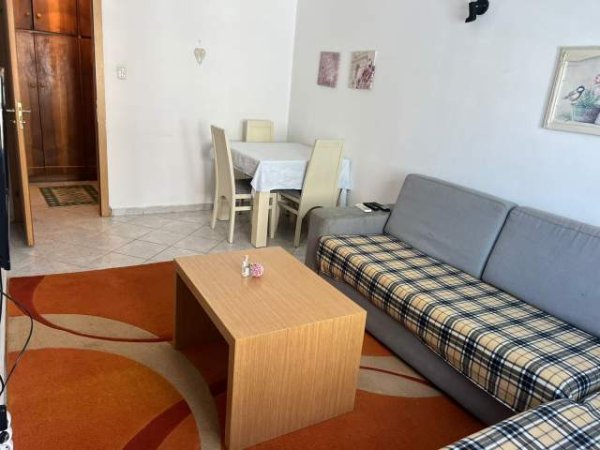 Tirane, jepet me qera apartament 2+1 Kati 3, 90 m² 380 Euro (prane Kupoles)