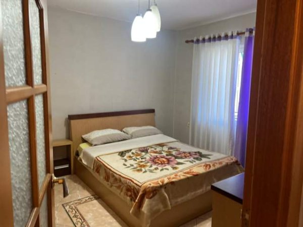Tirane, jepet me qera apartament 2+1 Kati 3, 90 m² 380 Euro (prane Kupoles)