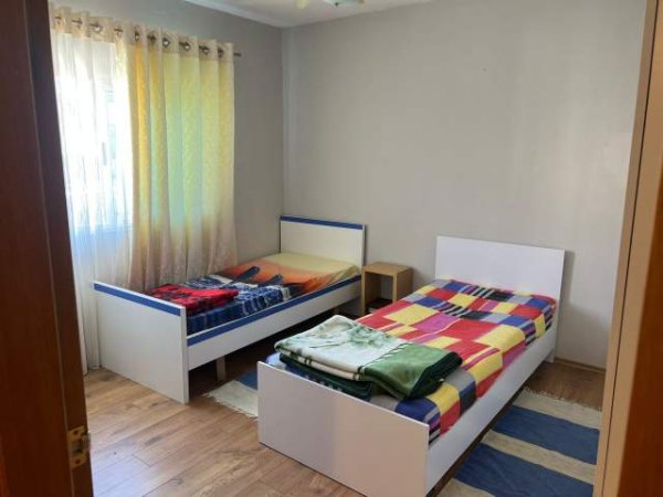 Tirane, jepet me qera apartament 2+1 Kati 3, 90 m² 380 Euro (prane Kupoles)