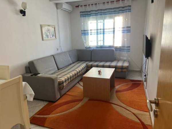 Tirane, jepet me qera apartament 2+1 Kati 3, 90 m² 380 Euro (prane Kupoles)