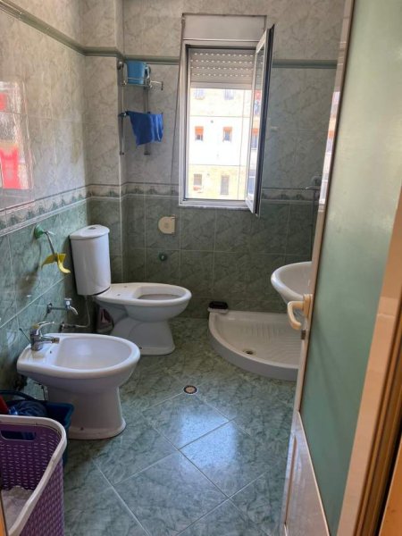 Tirane, jepet me qera apartament 2+1 Kati 3, 90 m² 380 Euro (prane Kupoles)
