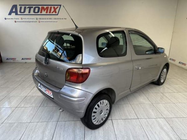 Tirane, shes makine Toyota yaris Viti 2003, 3.700 Euro