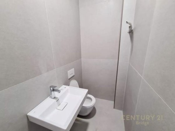 Tirane, jepet me qera ambjent biznesi Kati 2, 435 m² 2.500 Euro (unaza e re)