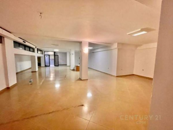 Tirane, jepet me qera ambjent biznesi Kati 0, 246 m² 2.500 Euro (RTSH)