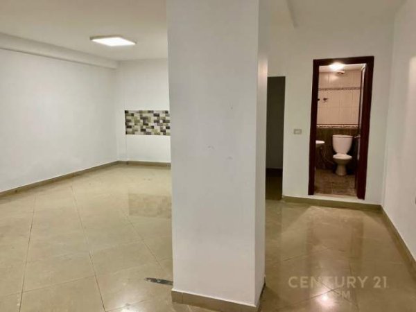 Tirane, jepet me qera ambjent biznesi Kati 0, 246 m² 2.500 Euro (RTSH)