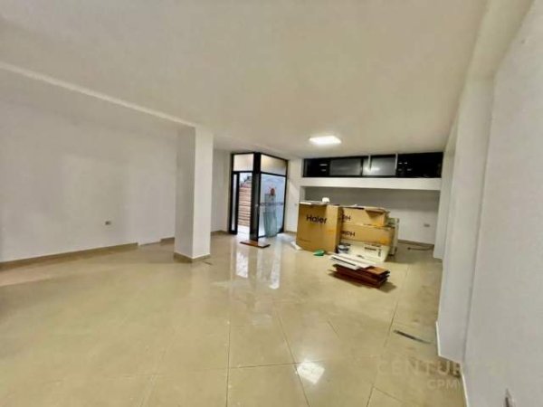 Tirane, jepet me qera ambjent biznesi Kati 0, 246 m² 2.500 Euro (RTSH)