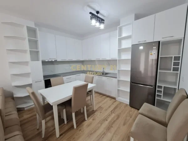 Tirane, jepet me qera apartament 2+1+Ballkon Kati 5, 100 m² 750 € (Materniteti i Ri)