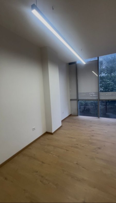 Tirane, jepet me qera ambjent biznesi Kati 1, 48 m² 600 € (Xhamfize Keko)
