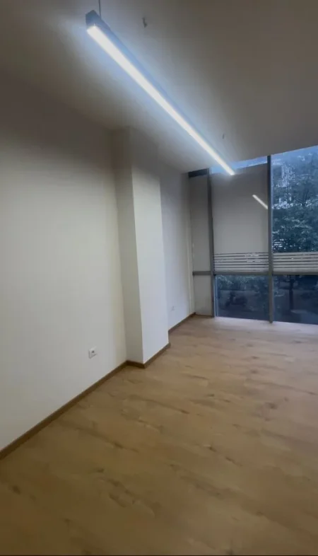 Tirane, jepet me qera ambjent biznesi Kati 1, 48 m² 600 € (Xhamfize Keko)