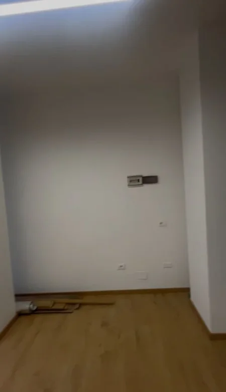 Tirane, jepet me qera ambjent biznesi Kati 1, 48 m² 600 € (Xhamfize Keko)