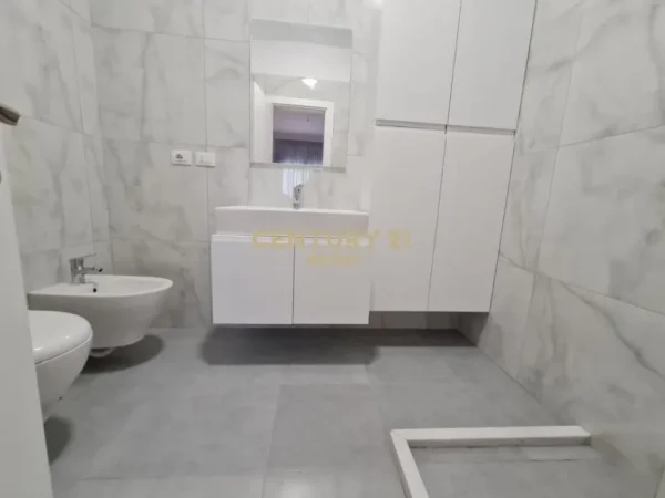 Tirane, jepet me qera apartament 2+1+Ballkon Kati 5, 100 m² 750 € (Materniteti i Ri)