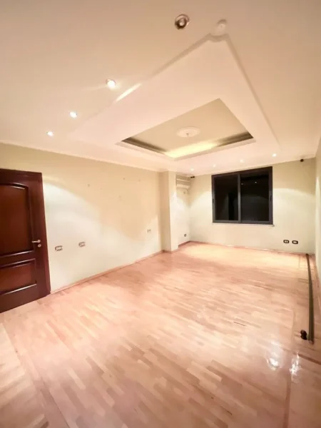Tirane, jepet me qera apartament 2+1+Aneks+Ballkon Kati 4, 140 m² 1.500 € (bllok)