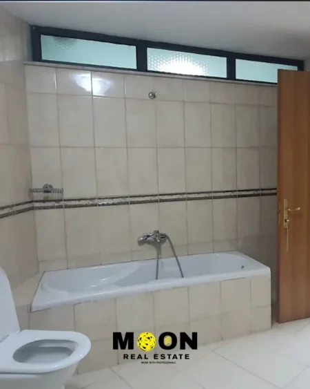 Tirane, jepet me qera zyre Kati 3, 160 m² 1.150 € (QENDER)