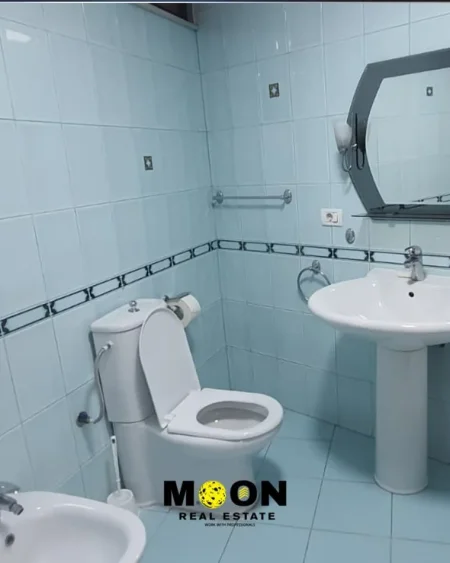 Tirane, jepet me qera zyre Kati 3, 160 m² 1.150 € (QENDER)