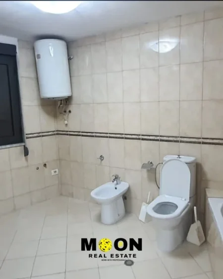 Tirane, jepet me qera zyre Kati 3, 160 m² 1.150 € (QENDER)