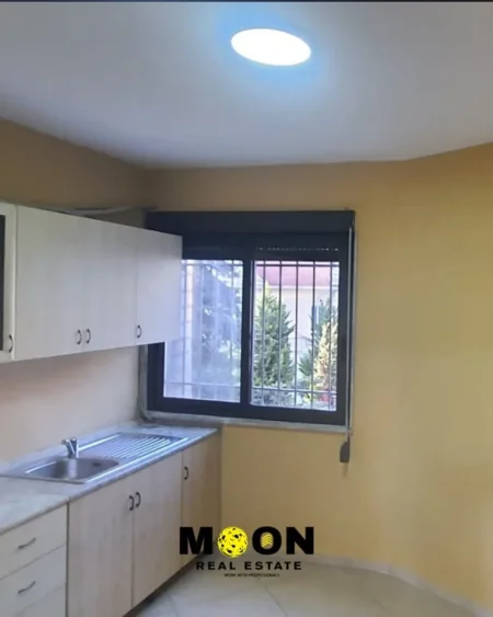 Tirane, jepet me qera zyre Kati 3, 160 m² 1.150 € (QENDER)