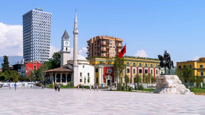 Tirane, jepet me qera dyqan Kati 0, 32 m² 600 € (Qender)