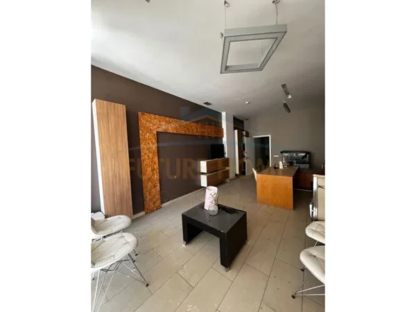 Tirane, shitet zyre Kati 1, 60 m² 140.000 € (Condor Center, Rruga e Kavajës.)