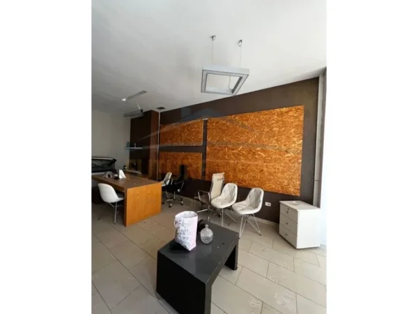 Tirane, shitet zyre Kati 1, 60 m² 140.000 € (Condor Center, Rruga e Kavajës.)