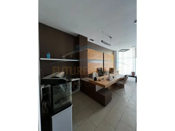 Tirane, shitet zyre Kati 1, 60 m² 140.000 € (Condor Center, Rruga e Kavajës.)
