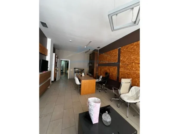 Tirane, shitet zyre Kati 1, 60 m² 140.000 € (Condor Center, Rruga e Kavajës.)