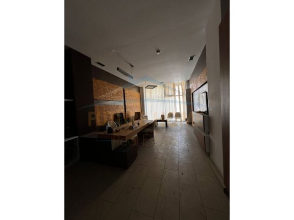 Tirane, shitet zyre Kati 1, 60 m² 140.000 € (Condor Center, Rruga e Kavajës.)