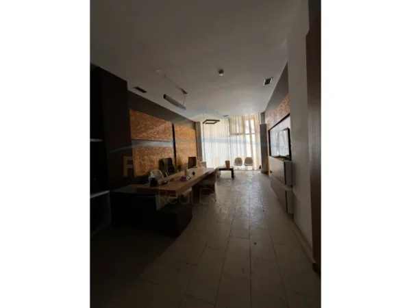 Tirane, shitet zyre Kati 1, 60 m² 140.000 € (Condor Center, Rruga e Kavajës.)