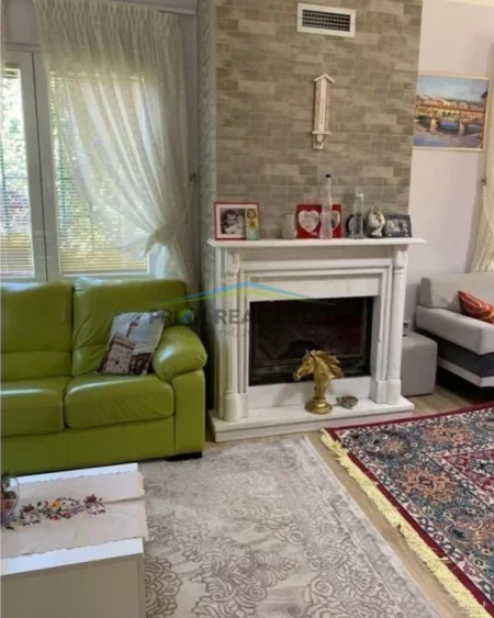 Tirane, shitet Vile 3 Katshe , 1.000 m² 350.000 € (Peze e Vogel)