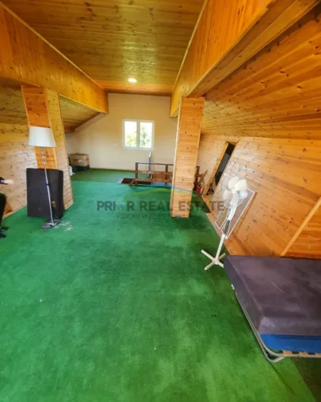 Tirane, shitet Vile 3 Katshe , 1.000 m² 350.000 € (Peze e Vogel)