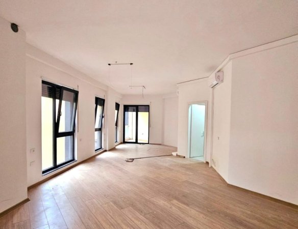 Shitet: Zyre (110m2)  📍Qender, Pas 15- kateshit | Kati:2 |  Fantastike Për Çdo Lloj Biznesi