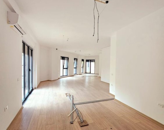 Shitet: Zyre (110m2)  📍Qender, Pas 15- kateshit | Kati:2 |  Fantastike Për Çdo Lloj Biznesi