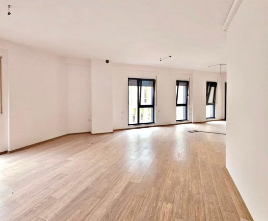 Shitet: Zyre (110m2)  📍Qender, Pas 15- kateshit | Kati:2 |  Fantastike Për Çdo Lloj Biznesi