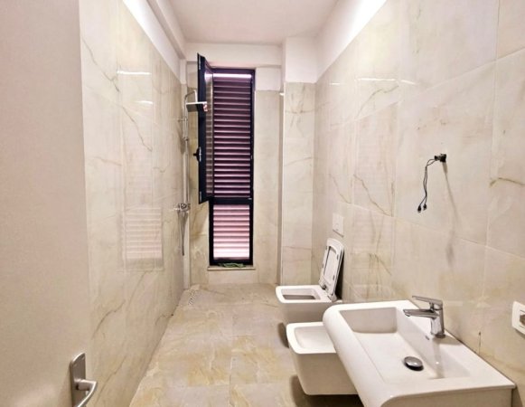 Shitet: Zyre (110m2)  📍Qender, Pas 15- kateshit | Kati:2 |  Fantastike Për Çdo Lloj Biznesi